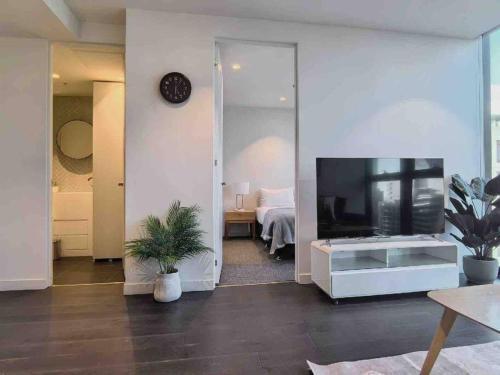 Cozy 1B apt in Central Mel -unbeatable location- #EQ35 - Tap to explore photos