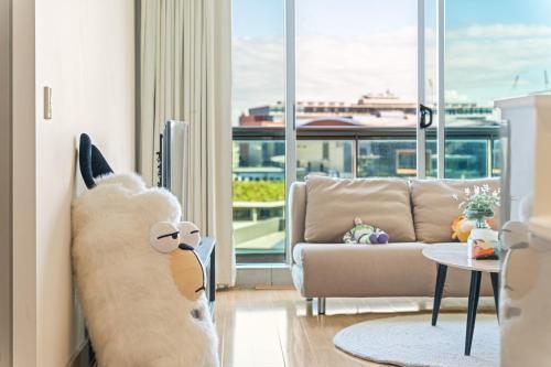 3BR CBD & Pool & Gym & Walk to Darling Harbour & ICC & Town Hall Room Type - Three-Bedroom Apartment