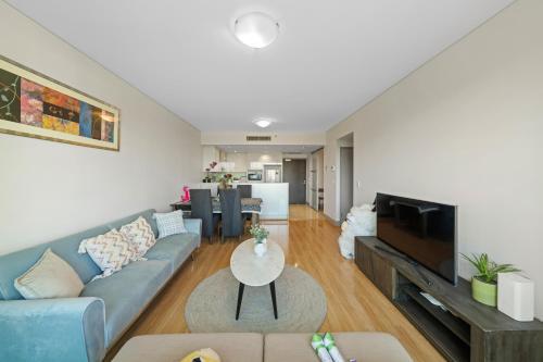 3BR CBD & Pool & Gym & Walk to Darling Harbour & ICC & Town Hall - Tap to explore photos
