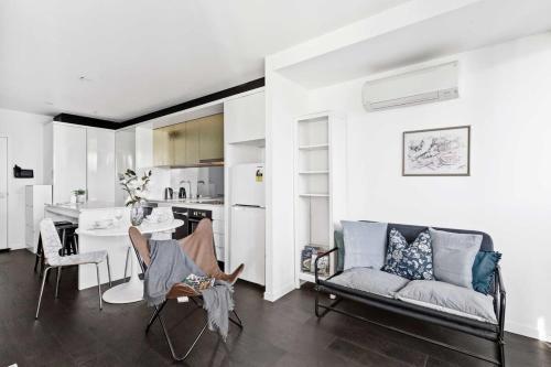 A Stylish 2BR Apt Next to Southern Cross with City Views - Tap to explore photos