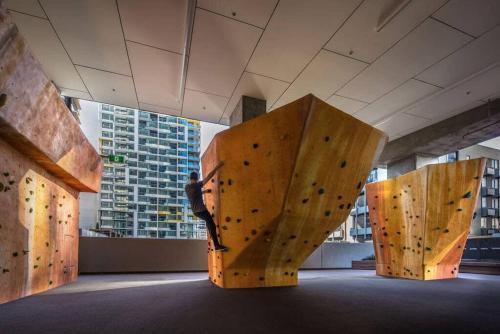 A Stylish 2BR Apt Next to Southern Cross with City Views - Tap to explore photos
