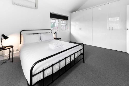 Chic 1BR Apartment in Peaceful Parkville