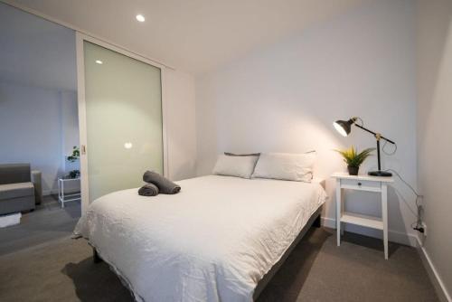 A Chic 2br, CBD Apartment Near Southern Cross - Tap to explore photos