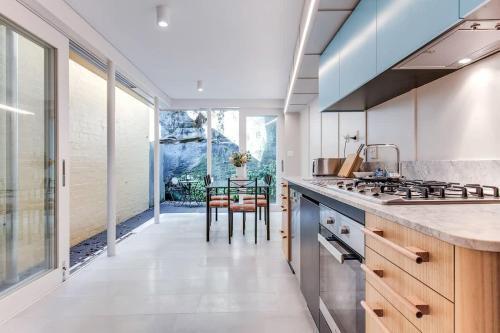 2 mins walking to harbour bridge Room Type - Apartment