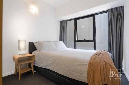 Sun-Soaked 2BR by the Yarra, Flinders St CBD - Tap to explore photos