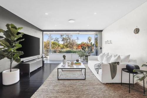 Bondi Beach Lux 2BR Unit Parking and lift - Tap to explore photos