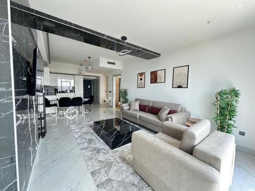 Luxury apt in the 40 plus floor - Tap to explore photos