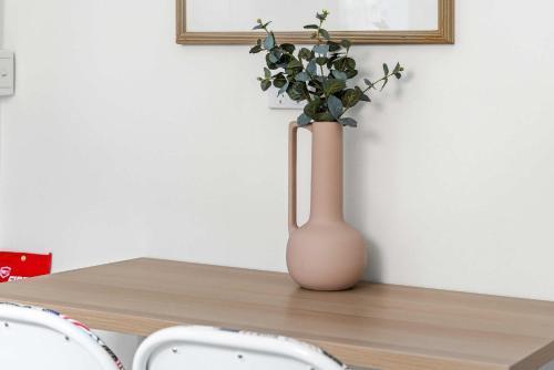 Rustic Double Room - Central Location in Kensington - Shared Bathroom - Tap to explore photos