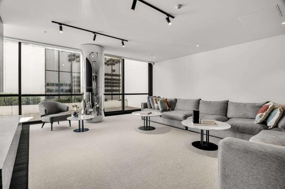 Chic 1-bed South Melbourne Unit With Pool & Gym