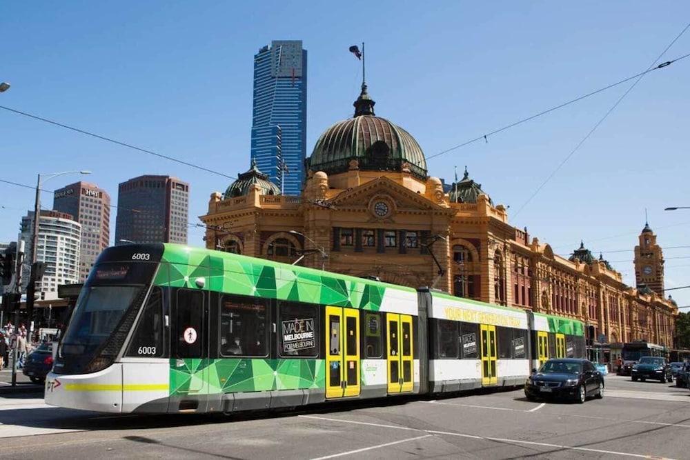 A Stylish & Central 2BR Apt Near Flinders Station - Tap to explore photos