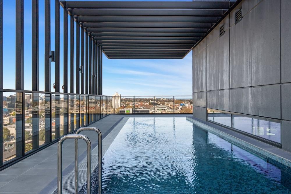 Stylish 1-bed With Pool Gym & Stunning Views