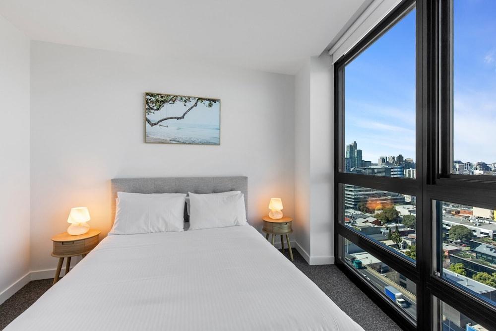 Stylish 1-bed With Pool Gym & Stunning Views - Tap to explore photos
