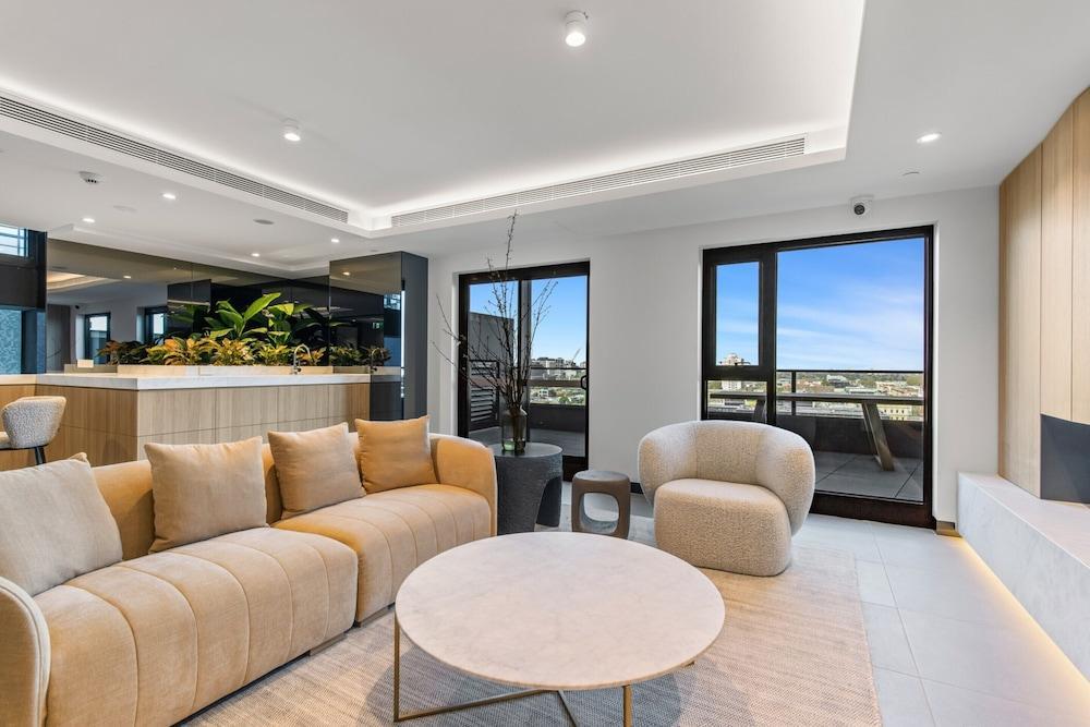 Stylish 1-bed With Pool Gym & Stunning Views - Tap to explore photos