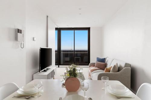 A Cozy 2BR Apt with Free WiFi in Prime Melbourne - Tap to explore photos