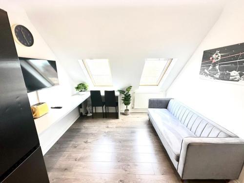Stunning Modern, Private Apartment,15 Mins To Central London - Tap to explore photos