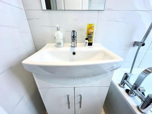 Stunning Modern, Private Apartment,15 Mins To Central London - Tap to explore photos