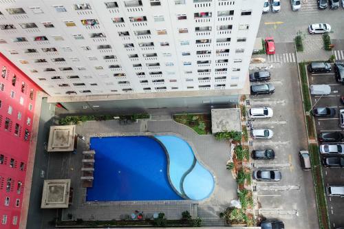 Easy Access to Mall 2BR Green Pramuka City Apartment By Travelio - Tap to explore photos