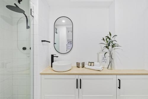 Studio3 Chic Bondi Abode with Pool & AC - Tap to explore photos