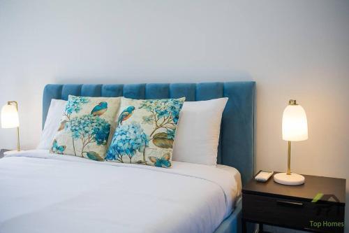 Sunshine 2 Bed home in Olympic Park - Tap to explore photos