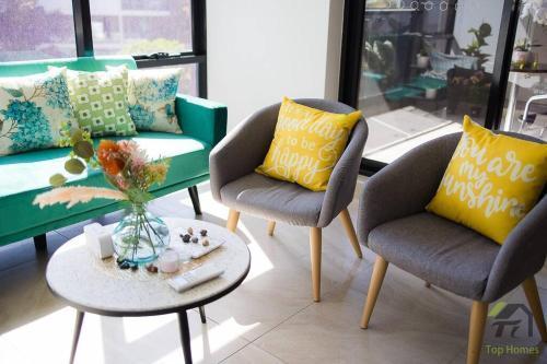 Sunshine 2 Bed home in Olympic Park - Tap to explore photos