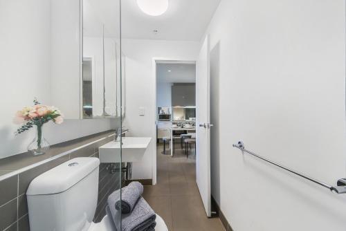 A Chic 2BR Home Near Southern Cross City Views - Tap to explore photos