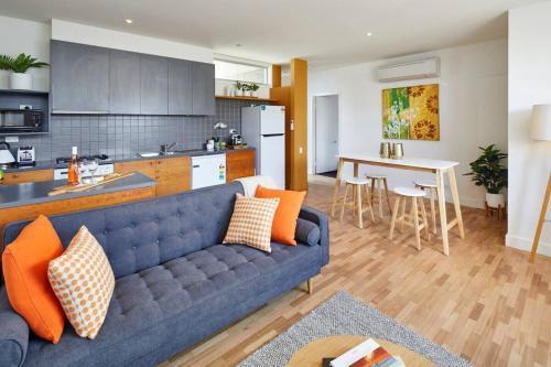 Spacious Carlton 1 bedroom Apt With Secure Parking - Tap to explore photos