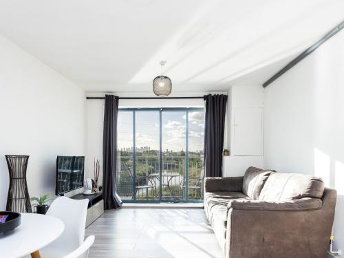 Stunning 2 Bed Flat With City Views - Tap to explore photos