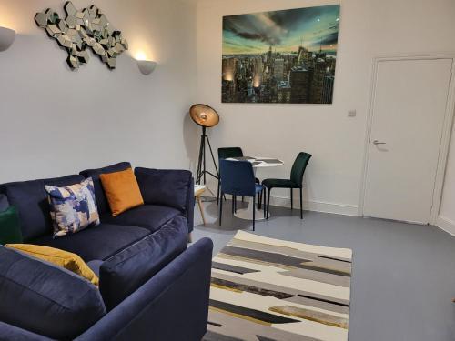 Garland Spacious Apartment, Close to Station With Parking And Garden - Tap to explore photos