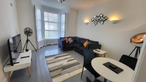 Garland Spacious Apartment, Close to Station With Parking And Garden - Tap to explore photos