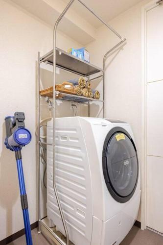 駅徒歩5分 10階 同建物に3部屋有 徒歩1分にスーパーとコンビニ 新宿渋谷に直通 - Tap to explore photos