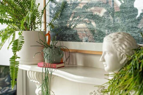 Charming Hideaway Apartment Near St Kilda - Tap to explore photos