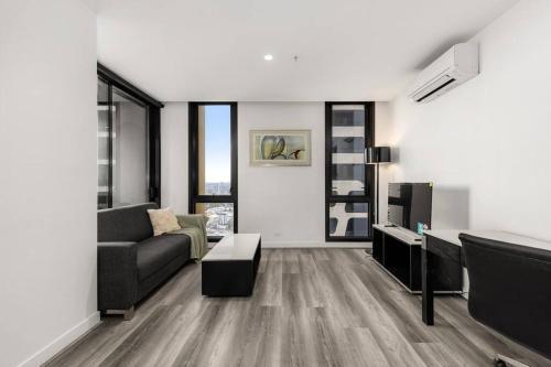 City View 2 bedroom Apartment in the Heart of Melbourne - Tap to explore photos