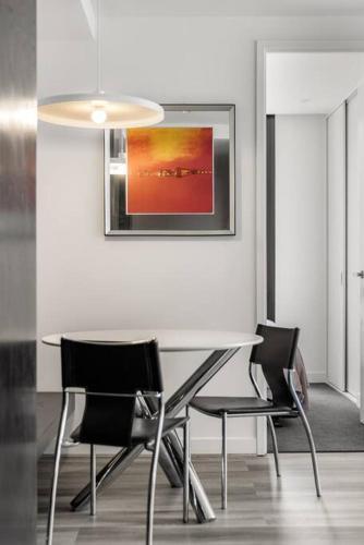 City View 2 bedroom Apartment in the Heart of Melbourne - Tap to explore photos