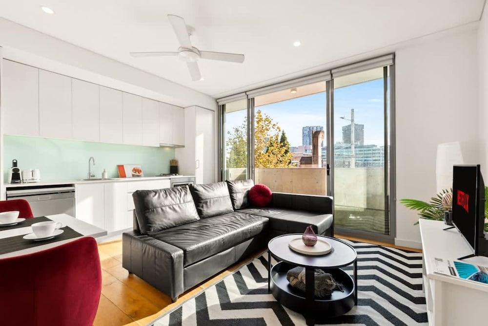 Central Modern 1 Bedroom With Air-con Balcony