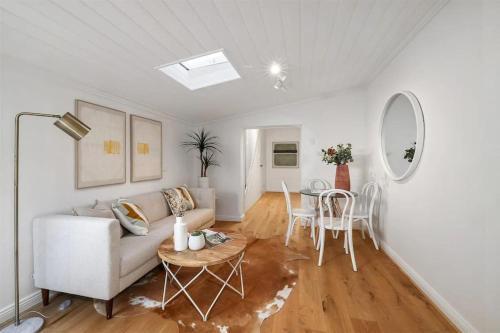 Balmain Central Cozy 3 bed house - Tap to explore photos