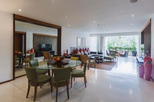Hidden oasis Spacious luxury, 50 meter from Surin Beach - Tap to explore photos