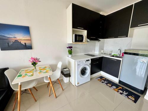 Chic Condominium Karon B511 - Tap to explore photos