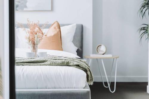 High-Rise 2BR Apt CBD I Pool, Gym & Prime Location