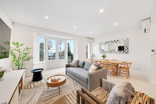 Hazel U2 Beachfront with balcony and 2 bedrooms - Tap to explore photos