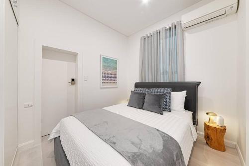Hazel U2 Beachfront with balcony and 2 bedrooms - Tap to explore photos