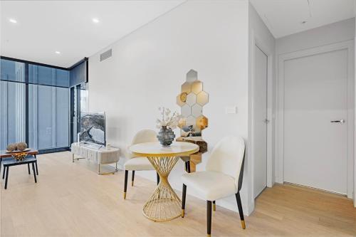 CBD Center Gem Modern 1-Bedroom Apt - Tap to explore photos