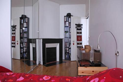 Quiet APT 2Rooms Big Kitchen Canal Saint Martin - Tap to explore photos