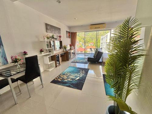 Chic Condominium Karon A718 - Tap to explore photos