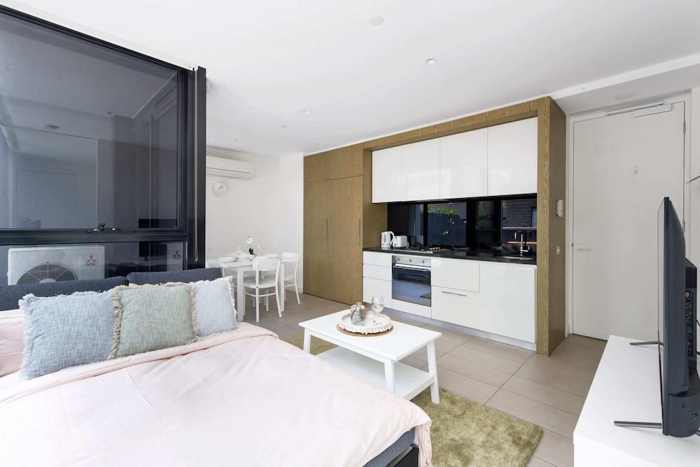 A Chic Apt With a Large Balcony Next to Grand Prix - Tap to explore photos
