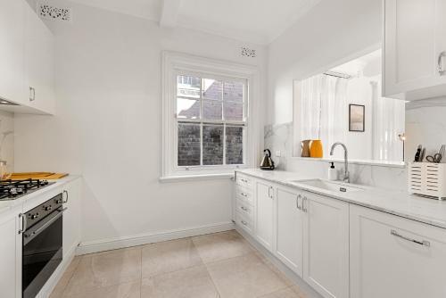 Amazing 2BR Apartment Near Barangaroo - Tap to explore photos