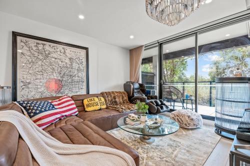 StayAU Modern 2BR Townhouse w/ pool - Tap to explore photos