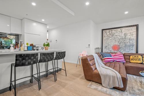 StayAU Modern 2BR Townhouse w/ pool - Tap to explore photos