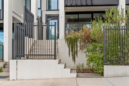StayAU Modern 2BR Townhouse w/ pool