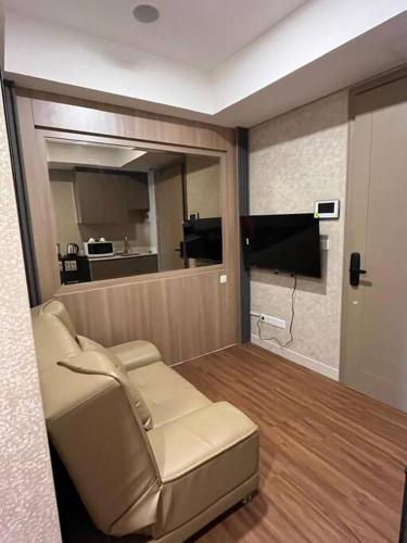 Shanghai Room Gold coast studio netflix sofabed - Tap to explore photos