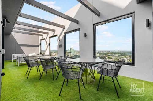 Southbank Stature Building2 Bedroom Apartment - Tap to explore photos